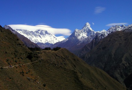 Cestou do Tengboche, vľavo Everest, vpravo Ama Dablam